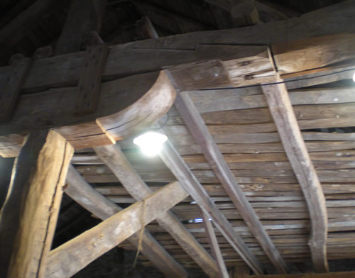 This is called a scarf (or scarph) joint.  It's intended to allow for movement of the beams.  Among other uses, it was employed in wooden Japanese buildings to keep them standing during earthquakes.